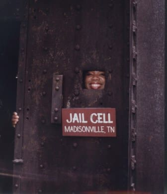 Oprah_posing_inside_a_jail_cell